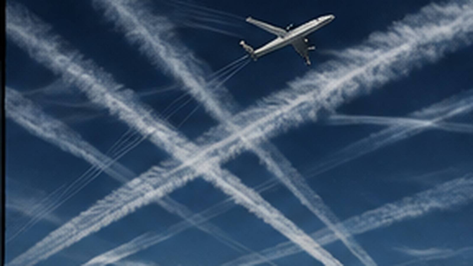 Aereo ad alta quota con numerose scie di condensazione