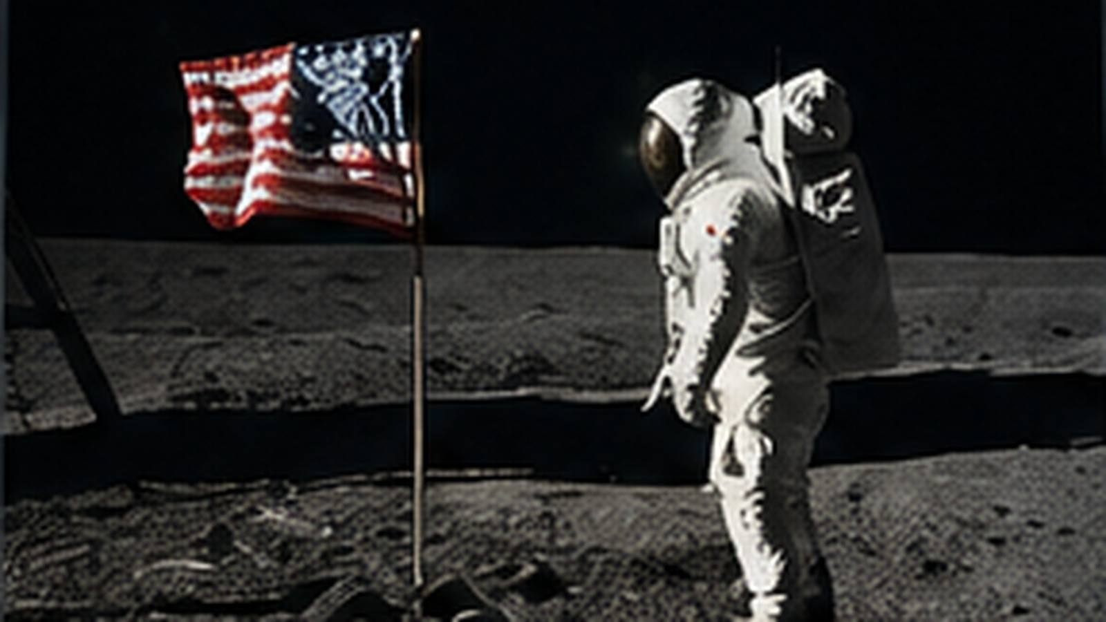 Astronauta sulla superficie lunare vicino a una bandiera