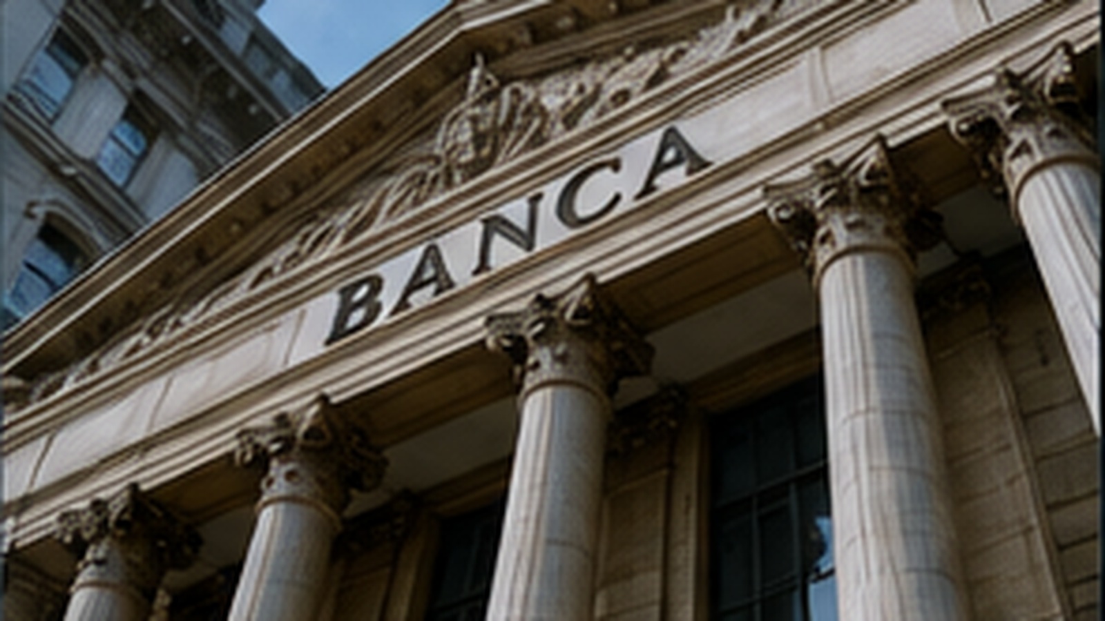Persona che utilizza un bancomat per un’operazione bancaria