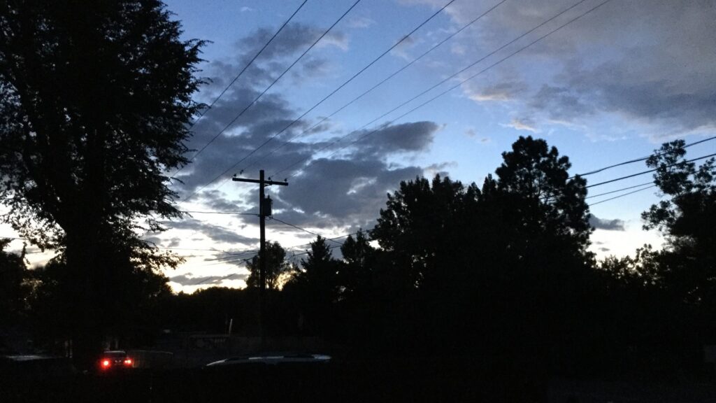 Linee elettriche e pali della rete al tramonto