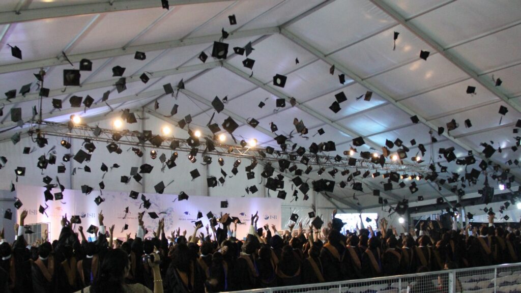 Studenti lanciano in aria i cappelli durante una cerimonia di laurea