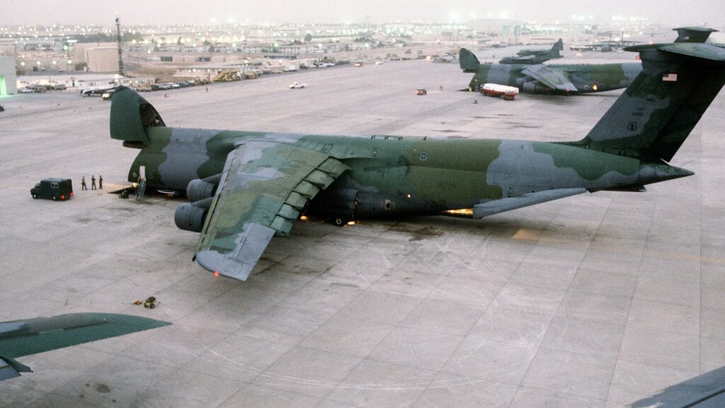 Aerei militari da trasporto su una grande base aerea