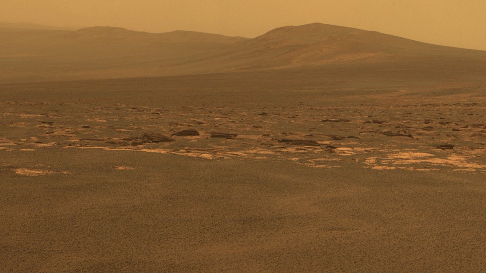 Paesaggio roccioso e desertico sulla superficie di Marte
