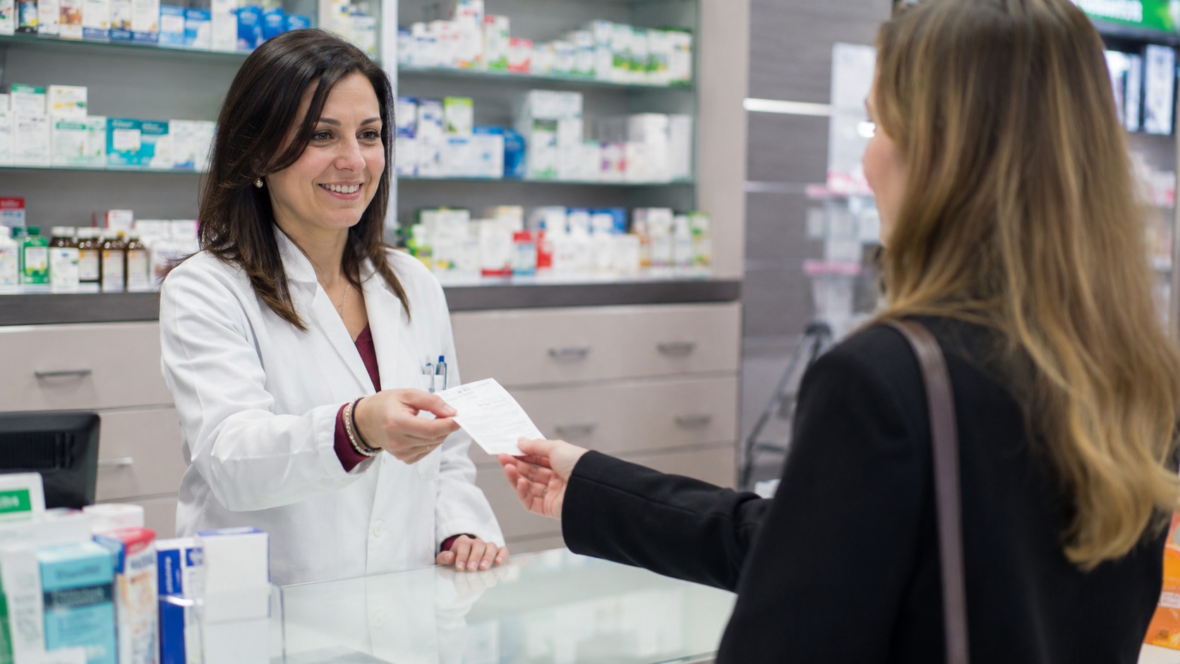 Fotografia editoriale contestuale per: Farmacie, dal 2027 QR fiscale obbligatorio sullo scontrino per conservare le spese detraibili